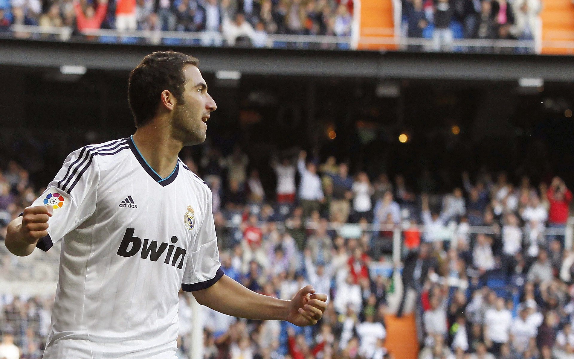 阿什拉夫生涯之夜，比利时防线在勒沃库森风暴中崩塌