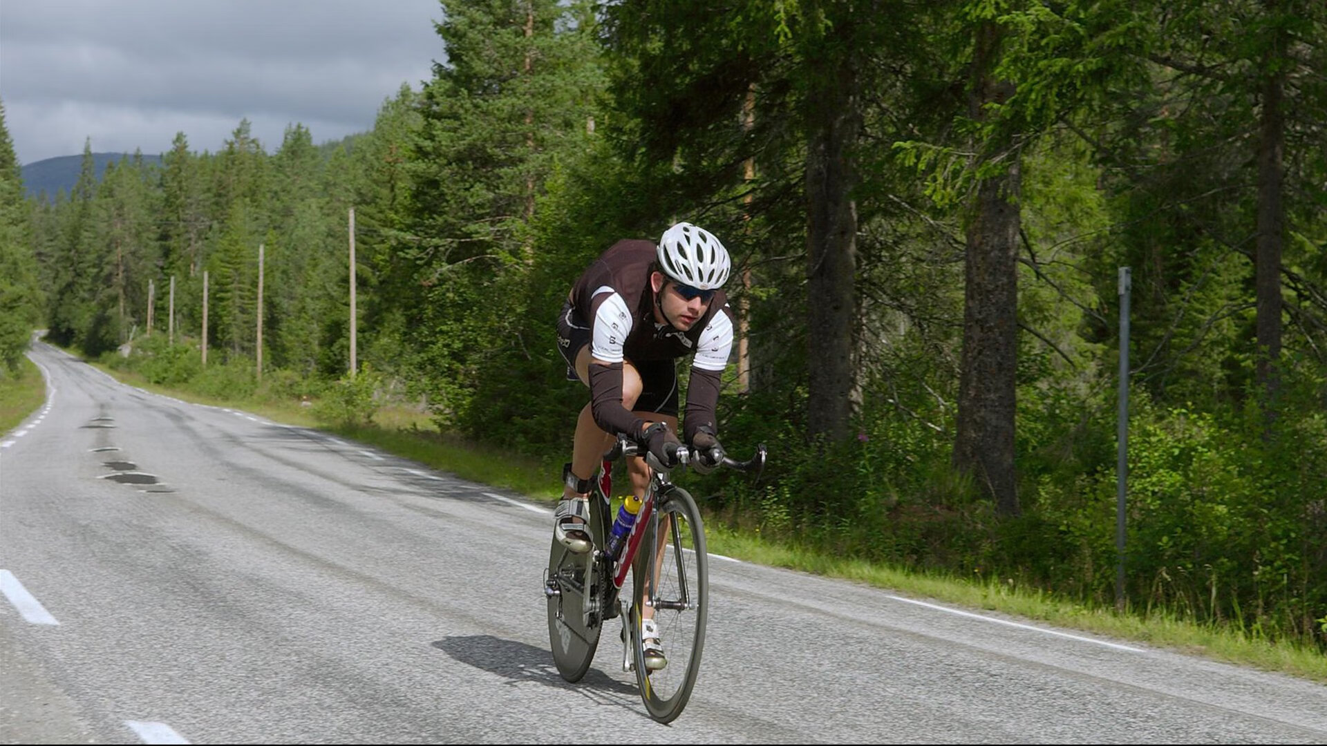 天山脚下奇迹夜，新疆队险胜掘金，詹姆斯惊艳四座改写篮球叙事